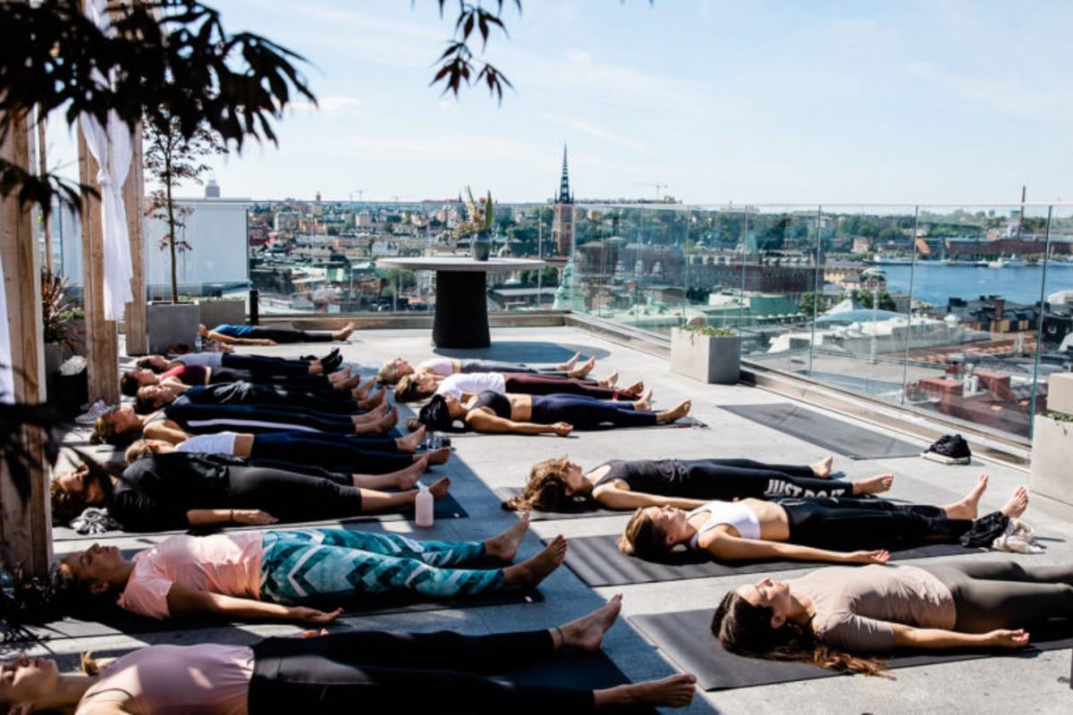 Elles yogamorgon under himlen